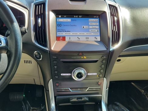 Used 2019 Ford Edge Titanium FWD image 33
