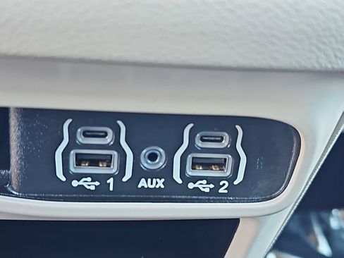 Used 2024 Chrysler Pacifica Touring-L image 26