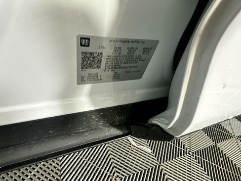 Used 2025 Chevrolet Traverse LT image 12