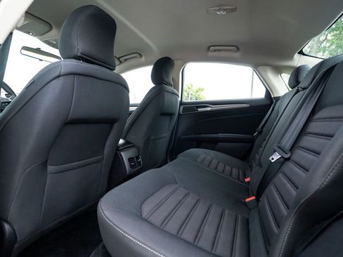 Used 2017 Ford Fusion SE w/ Fusion SE Technology Package image 38