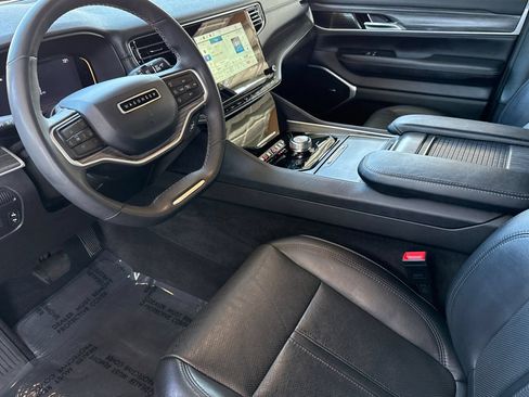 Used 2023 Jeep Wagoneer L Series II RWD image 5