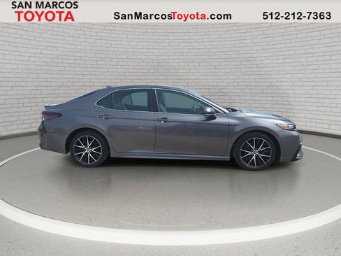Used 2022 Toyota Camry SE image 4