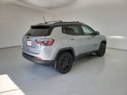 Used 2024 Jeep Compass Latitude w/ Convenience Group AWD/4WD image 5