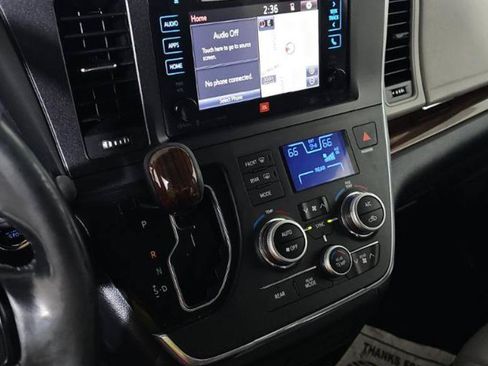 Used 2017 Toyota Sienna Limited Premium FWD image 11