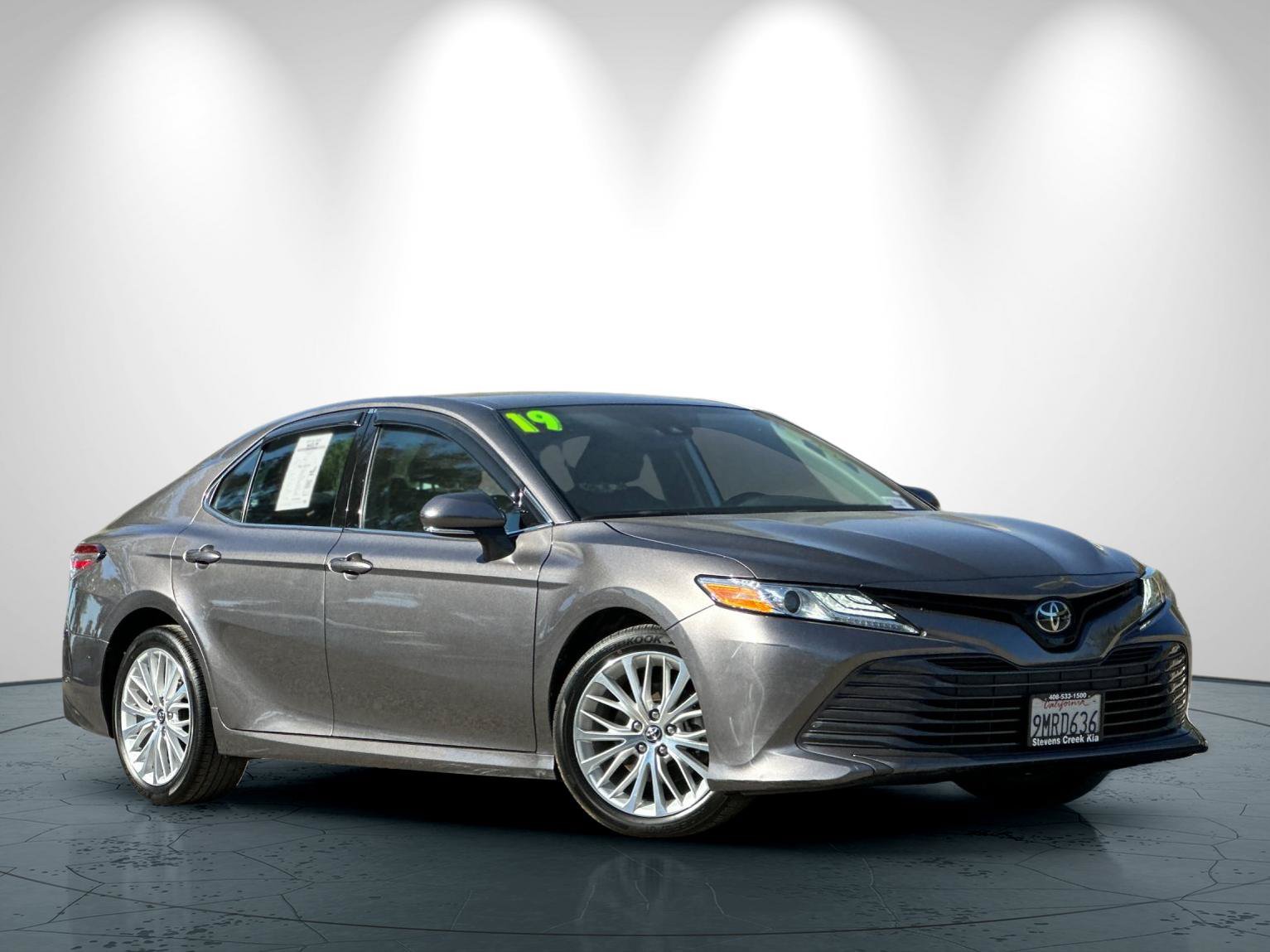 Used 2019 Toyota Camry XLE w/ 4 Season Floor Mat Package FWD image 2