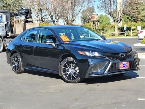 Used 2024 Toyota Camry SE image 2