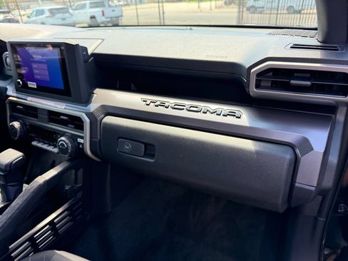 Certified 2025 Toyota Tacoma SR5 AWD/4WD image 16
