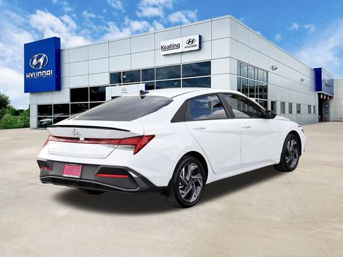 Used 2025 Hyundai Elantra SEL FWD image 5