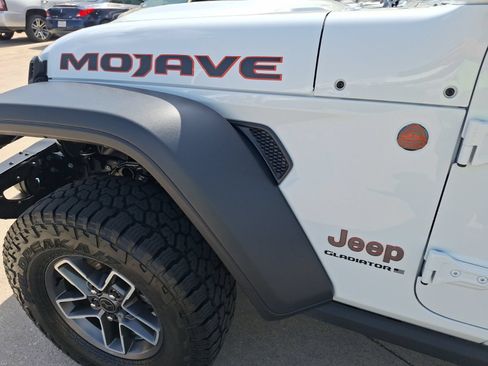 Used 2025 Jeep Gladiator Mojave w/ Steel Bumper Group AWD/4WD image 15