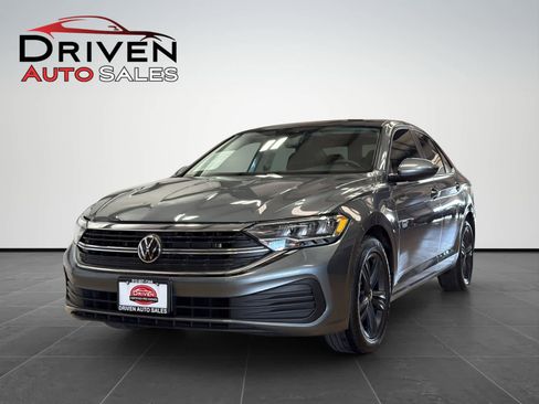 Used 2024 Volkswagen Jetta SE image 1