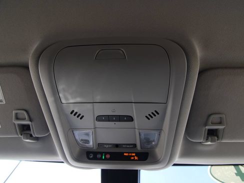 Used 2024 GMC Terrain SLT AWD/4WD image 30