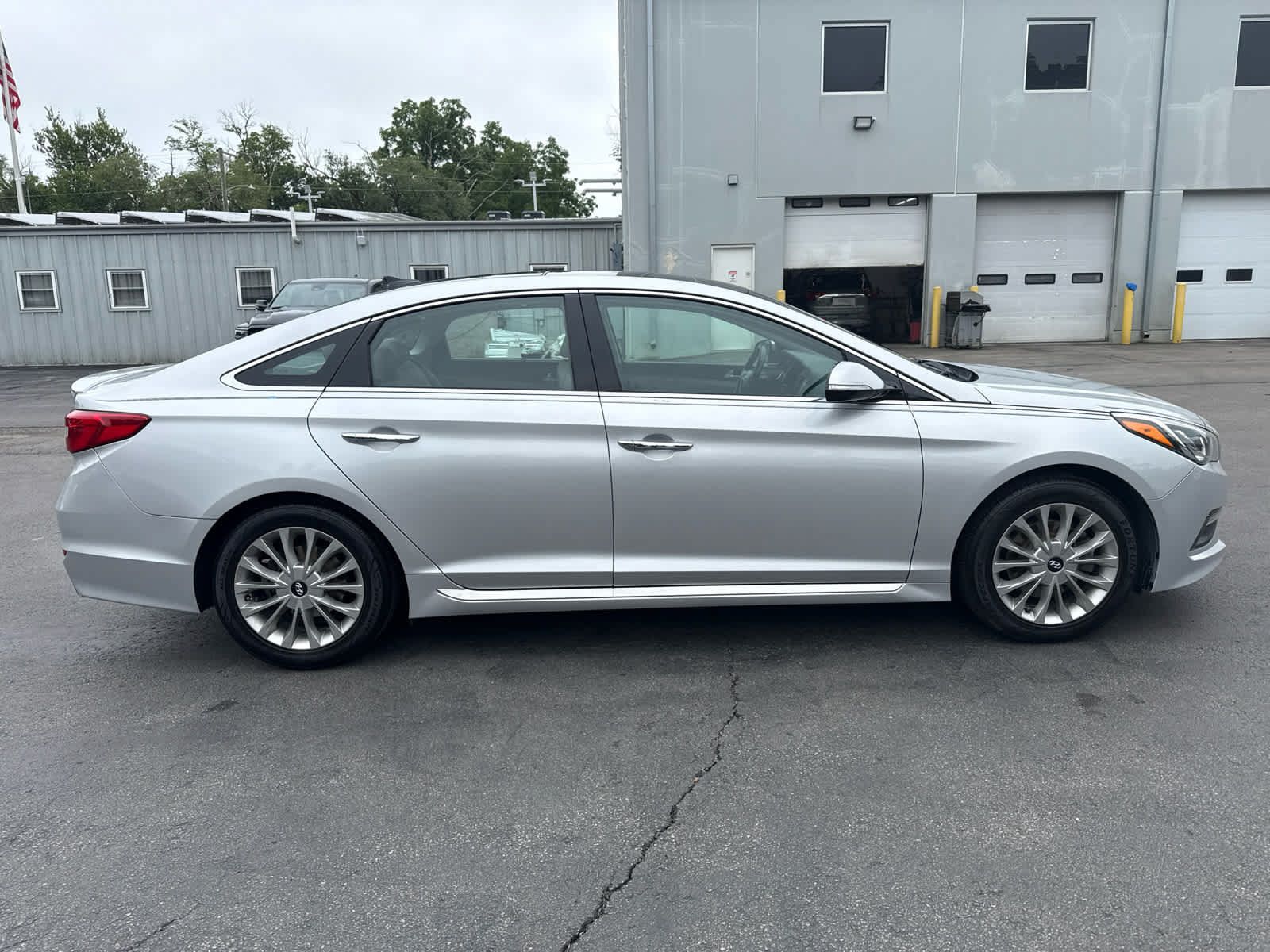 Used 2015 Hyundai Sonata Limited w/ Option Group 05 FWD image 2