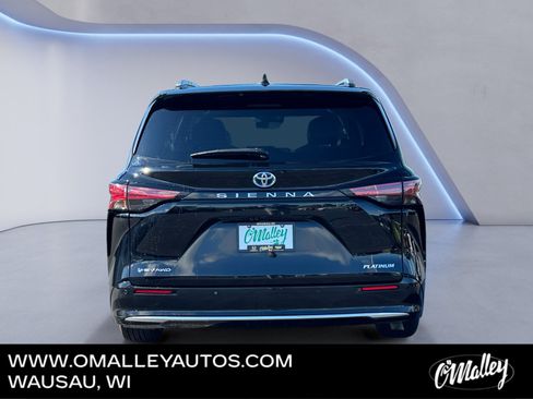 Used 2025 Toyota Sienna Platinum AWD/4WD image 4