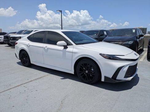 Used 2025 Toyota Camry SE FWD image 1