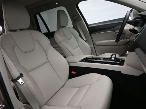 Used 2023 Volvo XC90 B6 Plus image 34