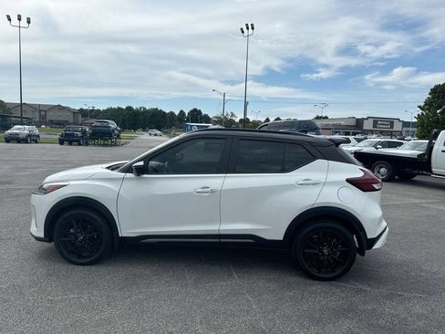 Used 2023 Nissan Kicks SR w/ SR Premium Package FWD image 11