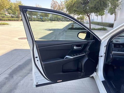 Used 2017 Toyota Camry SE FWD image 18