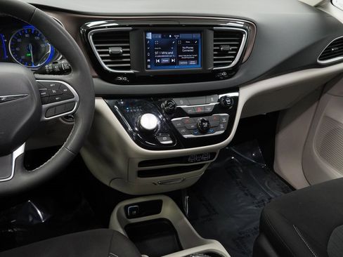 Used 2023 Chrysler Voyager LX image 23