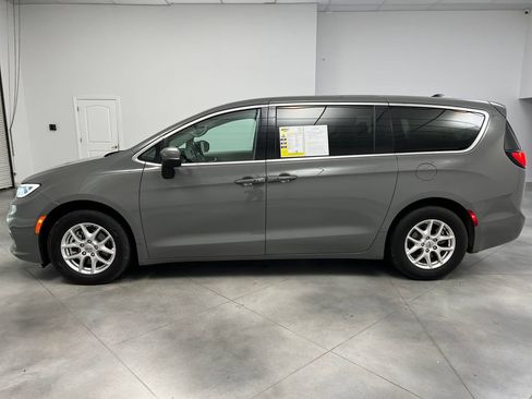 Used 2023 Chrysler Pacifica Touring-L FWD image 5