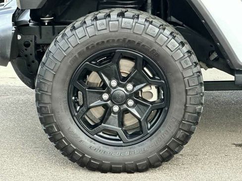 Used 2023 Jeep Gladiator Sport image 33