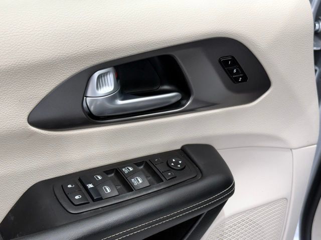 Used 2024 Chrysler Pacifica Touring-L AWD/4WD image 17