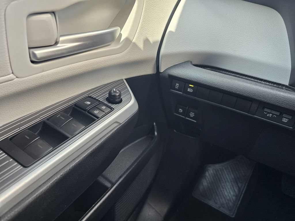 Used 2025 Toyota Sienna XLE w/ XLE Plus Package FWD image 22