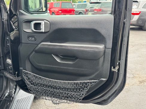 Used 2018 Jeep Wrangler Unlimited Sahara w/ Dual Top Group AWD/4WD image 19