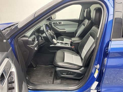 Used 2022 Ford Explorer XLT w/ XLT Sport Appearance Package image 3