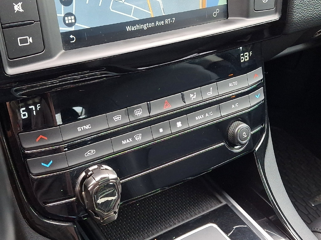 Used 2018 Jaguar XE Premium AWD/4WD image 16