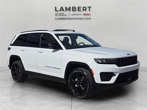 Used 2023 Jeep Grand Cherokee Altitude image 3