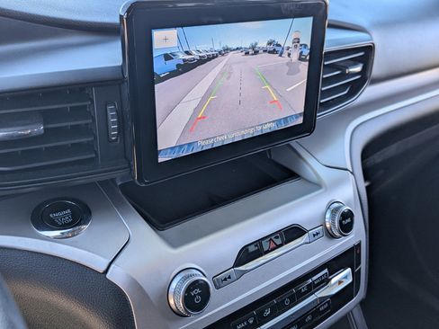 Used 2022 Ford Explorer XLT image 30