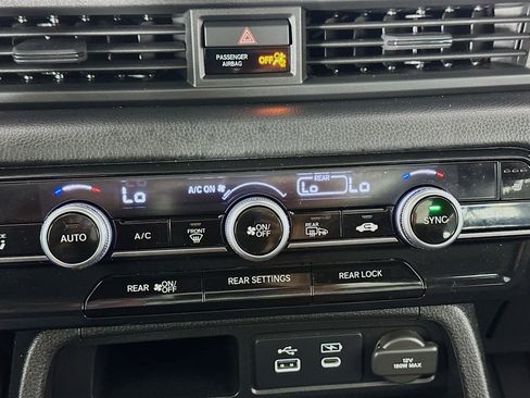 Used 2025 Honda Pilot TrailSport image 22