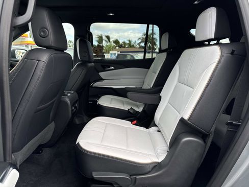 Used 2025 Chevrolet Traverse High Country AWD/4WD image 25