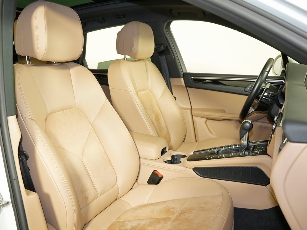 Certified 2021 Porsche Macan AWD/4WD image 43