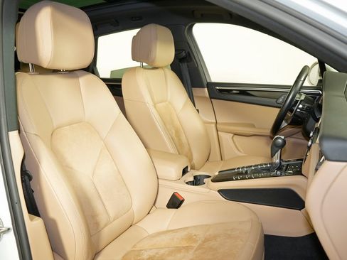 Certified 2021 Porsche Macan AWD/4WD image 43