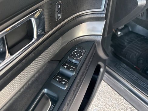 Used 2018 Ford Explorer XLT image 14
