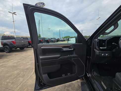 Used 2022 GMC Sierra 1500 Elevation w/ LPO, Elevation Black Package AWD/4WD image 12