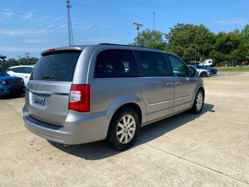 Used 2016 Chrysler Town & Country Touring FWD image 5