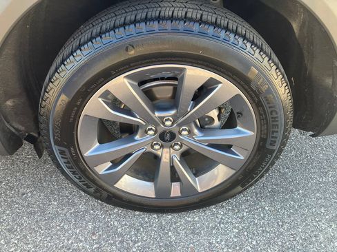 Used 2024 Ford Explorer XLT w/ Equipment Group 202A AWD/4WD image 22