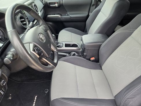 Used 2021 Toyota Tacoma TRD Sport w/ Technology Package AWD/4WD image 18