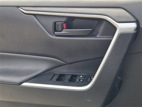 Used 2020 Toyota RAV4 LE image 16