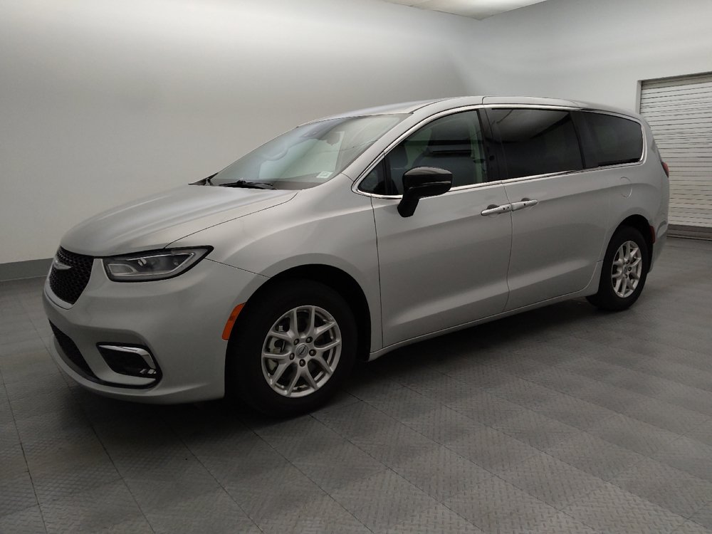 Used 2024 Chrysler Pacifica Touring-L FWD image 2