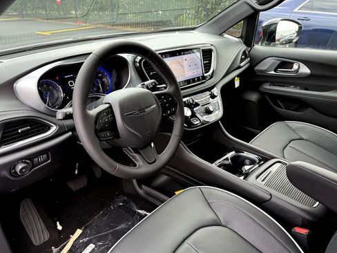 New 2026 Chrysler Pacifica Limited w/ Uconnect Theater Family Group image 12