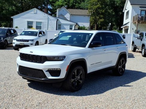 Used 2025 Jeep Grand Cherokee Limited w/ Luxury Tech Group II AWD/4WD image 3