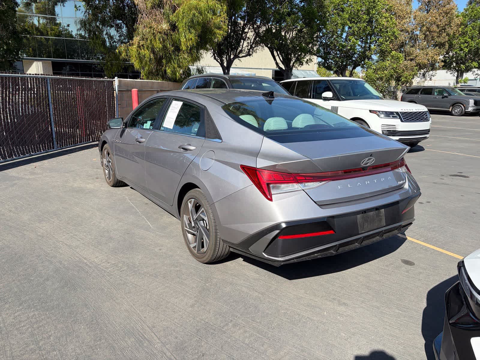 Used 2025 Hyundai Elantra Limited FWD image 4