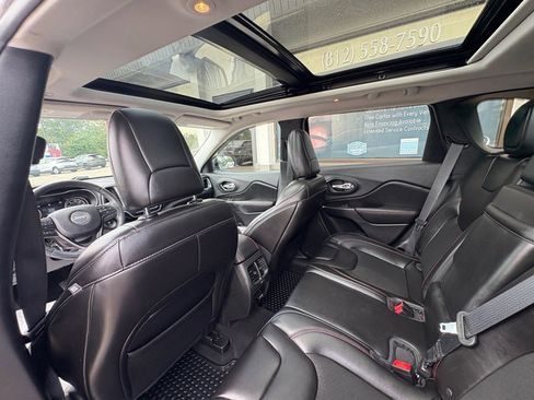Used 2019 Jeep Cherokee Trailhawk w/ Comfort/Convenience Group AWD/4WD image 18