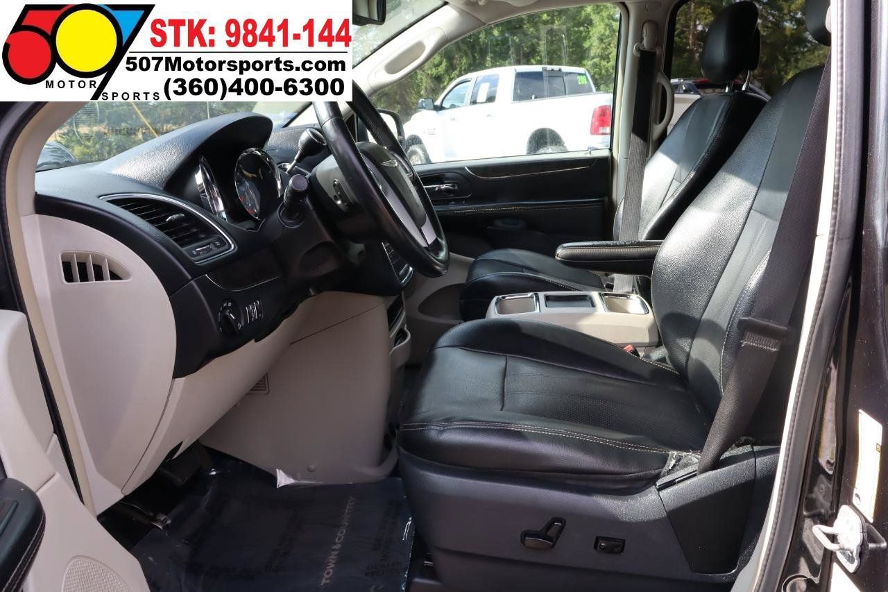 Used 2014 Chrysler Town & Country Touring-L FWD image 12