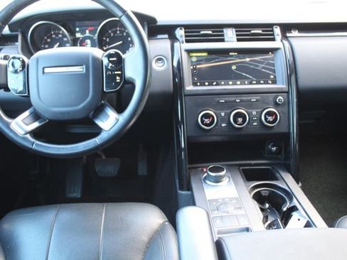 Used 2019 Land Rover Discovery SE image 4