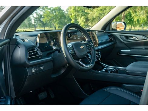 Used 2026 Chevrolet Traverse LT w/ Sun and Wheel Package FWD image 11