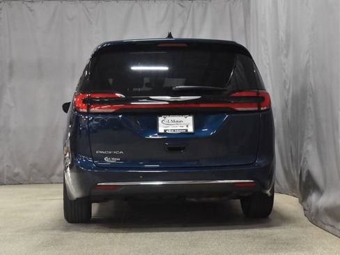Certified 2025 Chrysler Pacifica Select image 8